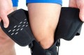 Offene Kniebandage mit Gelenkschiene und regulierter Bewegungsfreiheit AM-OSK-O 1R-01     -    4MEDIC.jpg