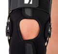 Offene Kniebandage mit Gelenkschiene und regulierter Bewegungsfreiheit AM-OSK-O 1R-01    -   4MEDIC.jpg
