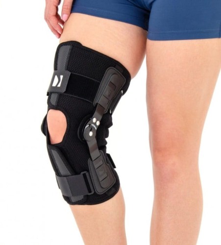 Offene Kniebandage mit Gelenkschiene und regulierter Bewegungsfreiheit AM-OSK-O 1R-01  -   4MEDIC.jpg
